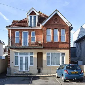  Holiday home Pinecliffe Avenue